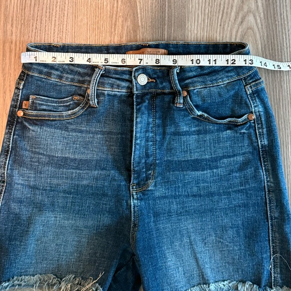 Judy Blue Fresh Bloom Tummy Control High Rise Raw Hem Jean Short size Medium - Picture 8 of 9